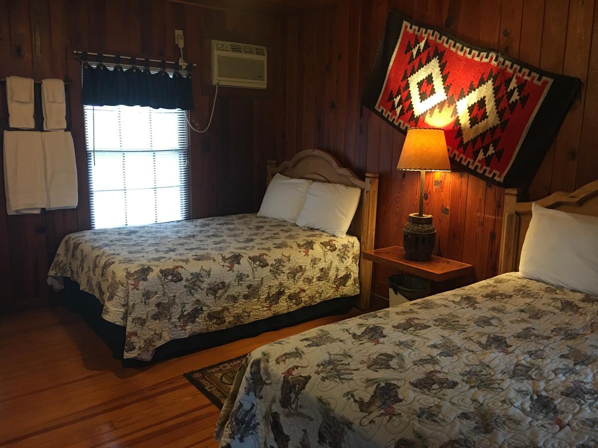 Twin Elm Guest Ranch And 2E Rv Resort Bandera Exterior foto