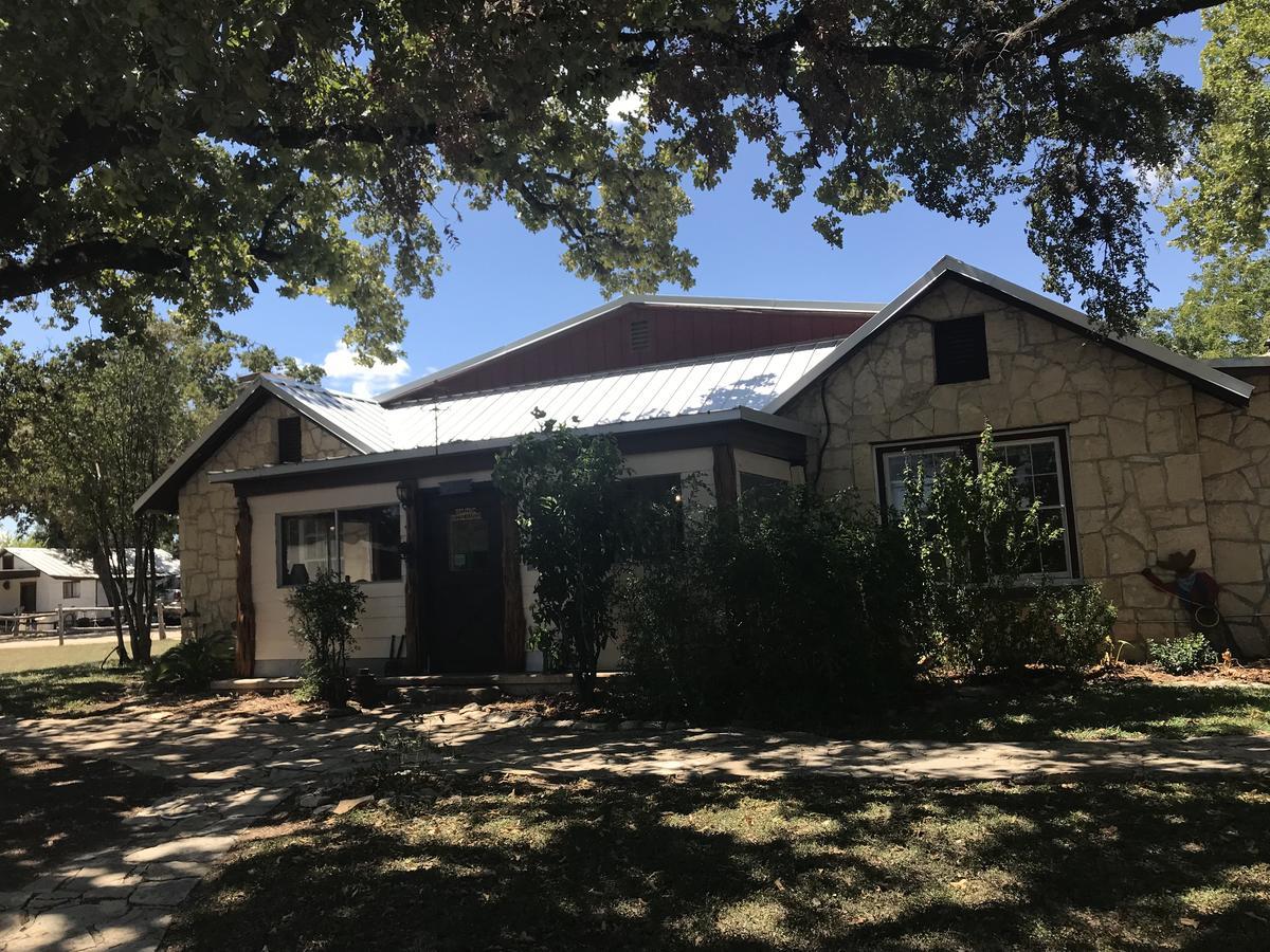 Twin Elm Guest Ranch And 2E Rv Resort Bandera Exterior foto